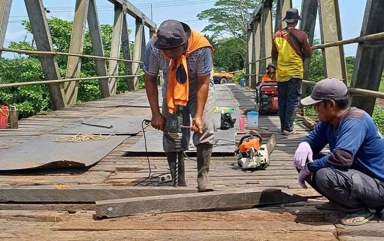 Pemkab Kotim Langsung Perbaiki Jembatan Patah Kapten Mulyono Sampit