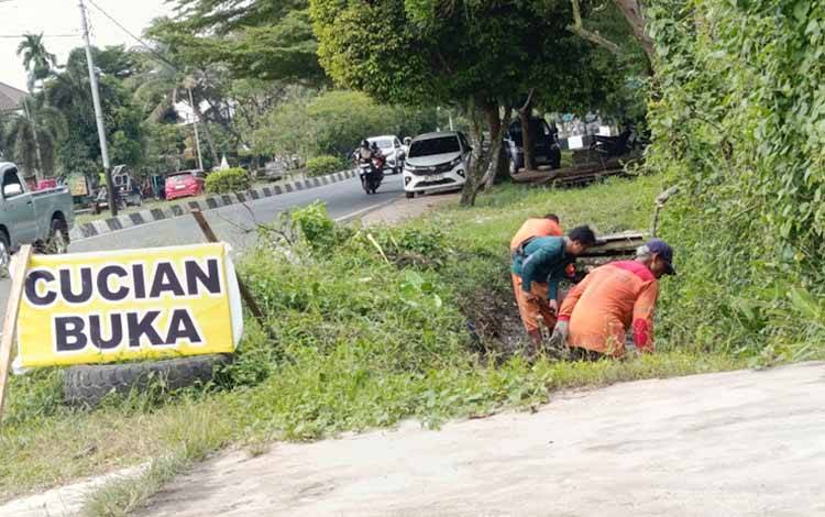 Rumput Liar Penuhi Drainase, DPRD Palangka Raya Dorong Pembersihan Rutin