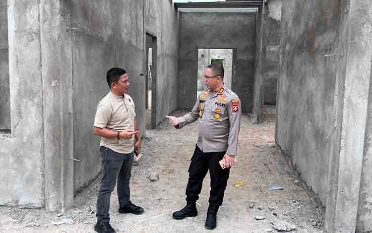 Kapolres Seruyan AKBP Beddy Suwendi melakukan pengecekan terhadap progres pembangunan Dapur Satuan Pelayanan Pemenuhan Gizi. (Foto: Ist)
