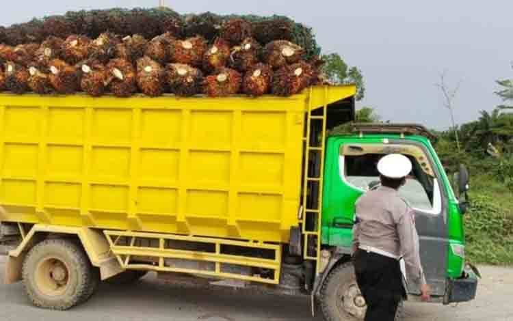 Satlantas Lamandau Gencarkan Pengawasan Truk Sawit yang Over Kapasitas