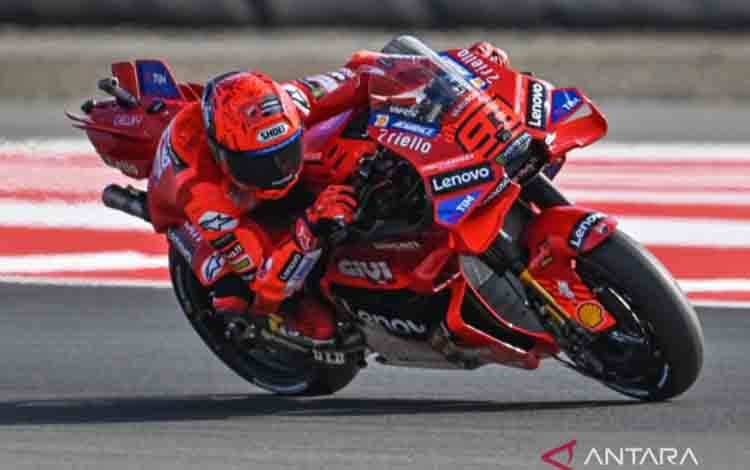Arsip - Pembalap Ducati Lenovo Team Marc Marquez memacu kecepatan sepeda motornya dalam sesi practice MotoGP Indonesia 2025 di Sirkuit Internasional Pertamina Mandalika, Lombok Tengah, Nusa Tenggara Barat, Jumat (3/10/2025). ANTARA FOTO/Ahmad Subaidi/sgd
