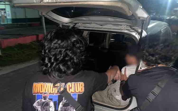 Pelaku KDRT F.R saat diamankan oleh tim gabungan Resmob Polresta Palangka Raya. (FOTO: IST)