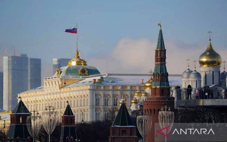 Bendera nasional Rusia terlihat di Kremlin, Moskow, Rusia, 6 Januari 2023. (ANTARA/Xinhua/Alexander Zemlianichenko Jr/aa.)