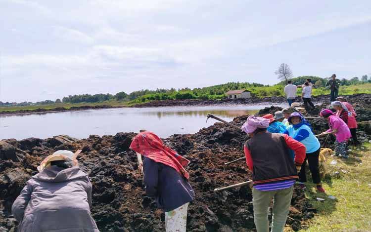 Moment warga serentak bergotong royong membangun segera embung desa yang lama mereka idam-idamkan dan akhirnya keinginan kuat mereka terlaksana pada moment marsiada pari, 20 Januari 2026.(FOTO: Istimewa)