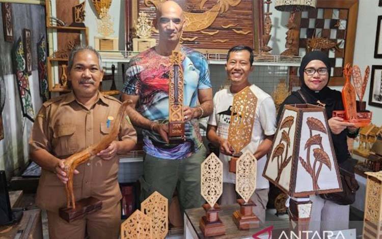 UMKM Palangka Raya Tembus Pasar Ekspor Lewat Produk Dayak Berbahan Limbah Kayu