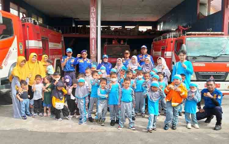 Pos Damkar Kuala Pembuang Terima Kunjungan TK IT Harapan Bangsa, Kenalkan Profesi Pemadam Kebakaran