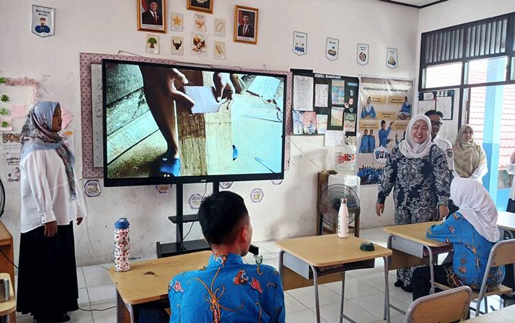 Kepala SMPN 2 Muara Teweh menilai Smartboard Efektif Tingkatkan Kualitas Pembelajaran