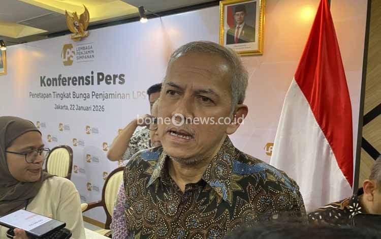 Ketua Dewan Komisioner Lembaga Penjamin Simpanan (LPS) Anggito Abimanyu menjawab pertanyaan media dalam wawancara cegat (doorstop) usai konferensi pers penetapan tingkat bunga penjaminan di Kantor LPS, Jakarta. (ANTARA/Rizka Khaerunnisa)