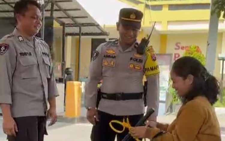 Demi Bertemu Polisi, Seorang Ibu Rela Naik Travel ke Palangka Raya