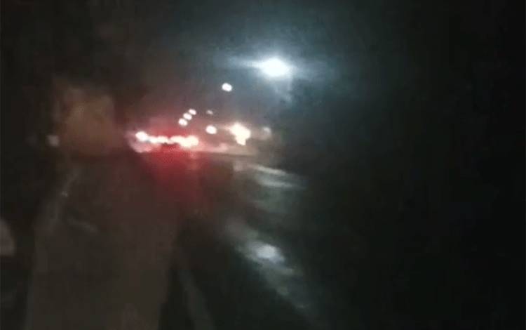 Tumpahan Solar di Jalan Trans Kalimantan Basarang Km 14 Sebabkan Pengendara Tergelincir