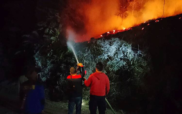 Petugas gabungan di Gunung Mas saat memadamkan api, Kamis, 22 Januari 2026. (FOTO: HUMAS POLRES GUMAS)