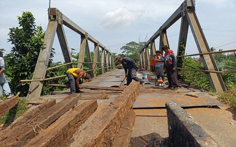 Pemeliharaan Jembatan Patah Kapten Mulyono Sampit Dianggarkan Rp400 Juta untuk Penggantian Kayu Ulin dan Plat Besi