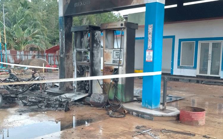 Beberapa buah kendaraan roda dua yang ikut terbakar di SPBU Rantau Pulut. (Foto : Ist)