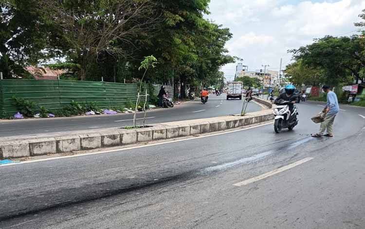 Jalan Licin Akibat Ceceran Oli di Lingkar Dalam Pekapuran Raya, Pengendara Diimbau Waspada