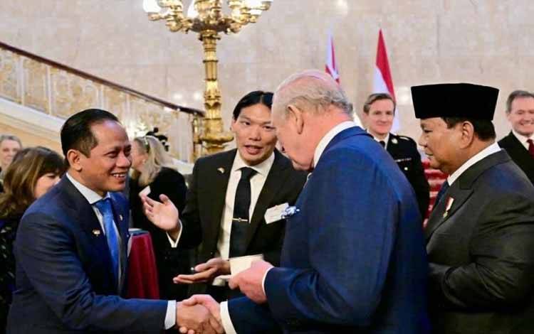 Menteri LH Hanif Faisol Nurofiq (kiri) bersalaman dengan Raja Inggris Charles III disaksikan oleh Presiden RI Prabowo Subianto (kanan) di London, Inggris, Rabu (21/1/2026) ANTARA/HO-Biro Pers Sekretariat Persiden