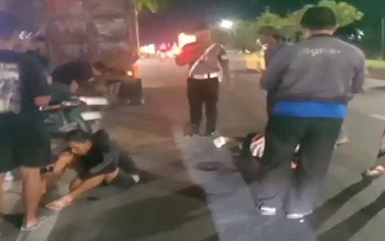 Pemotor Tabrak Truk di Jalan Trikora Banjarbaru, 2 Korban Dilarikan ke RSUD Idaman