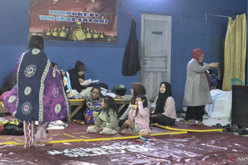 Pengungsi Longsor: Rumah Hancur, Bayi Butuh Uluran