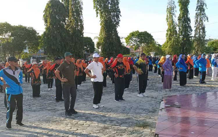 Wakil Bupati Seruyan H Supian bersama sejumlah pejabat lainnya mengikuti senam bersama Pengurus dan Anggota Persatuan Wredatama Republik Indonesia (PWRI) Kotim dan Seruyan. (Foto : Fahrul)