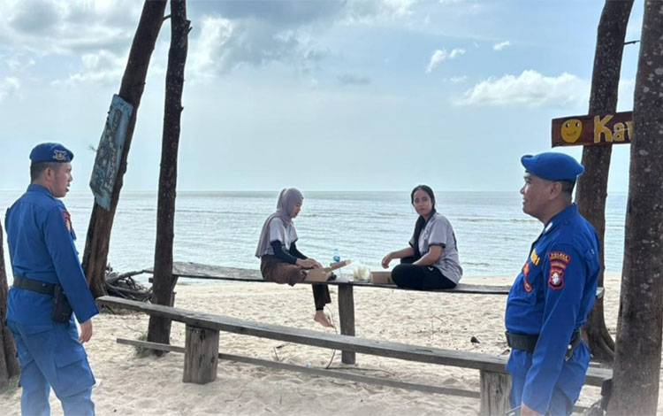 Libur Akhir Pekan, Satpolairud Polres Seruyan Amankan Wisata Pantai Sungai Bakau