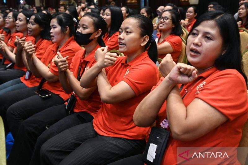 Sejumlah calon pekerja migran mengikuti acara peluncuran Era Baru Kredit Usaha Rakyat (KUR) Penempatan Pekerja Migran Indonesia di Jakarta, Jumat (29/8/2025). Kementerian P2MI meluncurkan program pembiayaan melalui skema Kredit Usaha Rakyat (KUR) tanpa agunan yang dapat digunakan untuk biaya pelatihan, persiapan penempatan di luar negeri hingga biaya hidup sementara calon pekerja migran. ANTARA FOTO/Sulthony Hasanuddin/nz (ANTARA FOTO/SULTHONY HASANUDDIN)