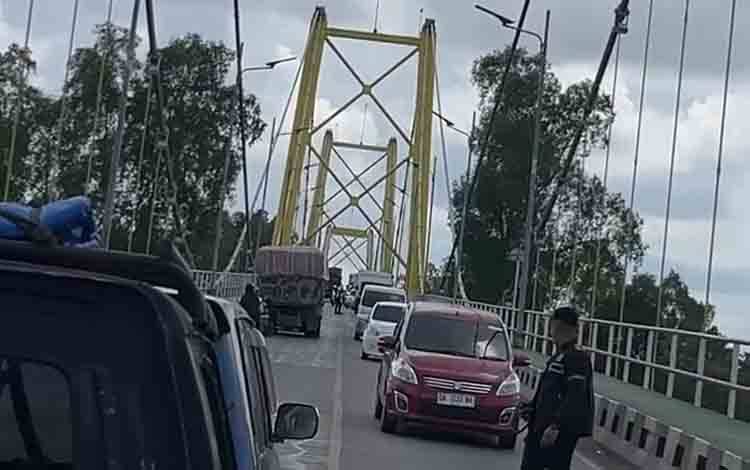 Truk Fuso Mogok di Tengah Jembatan Barito, Kemacetan Panjang Tak Terhindarkan