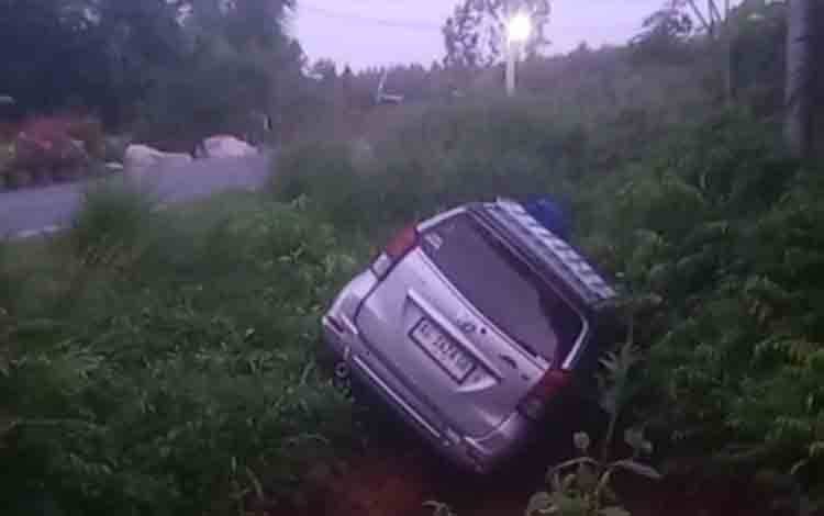 Avanza Terperosok Keluar Badan Jalan di Tikungan Handel Perwira Kapuas