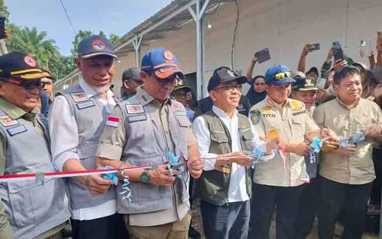 Menteri Koordinator Bidang Pembangunan Manusia dan Kebudayaan (Menko PMK) Pratikno, Menteri Dalam Negeri Muhammad Tito Karnavian, Kepala BNPB Letjen TNI Suharyanto, Gubernur Sumbar Mahyeldi Ansharullah, Bupati Agam Benni Warlis dan lainnya sedang memotong pita peresmian hunian sementara di Lapangan Sepak Bola SDN 05 Kayu Pasak, Nagari Salareh Aia, Kecamatan Palembayan, Kabupaten Agam, Sabtu (24/1/2025). ANTARA/Yusrizal.