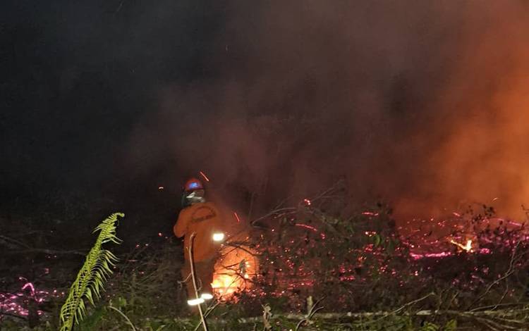 Kebakaran Lahan di Samping Gereja HKBP Nanga Bulik
