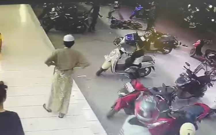Viral CCTV Pengeroyokan Remaja di Depan Alfamart Keramat Raya Banjarmasin