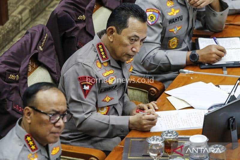 Kapolri Jenderal Pol. Listyo Sigit Prabowo (kanan) mengikuti rapat kerja dengan Komisi III DPR di Kompleks Parlemen, Senayan, Jakarta, Senin (26/1/2026). Raker tersebut membahas evaluasi kinerja Tahun Anggaran 2025 dan rencana kerja Tahun Anggaran 2026. ANTARA FOTO/Asprilla Dwi Adha/nz