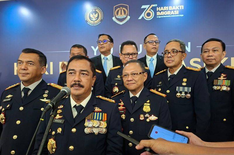 Menteri Imigrasi dan Pemasyarakatan Agus Andrianto (depan) didampingi sejumlah pejabat imigrasi saat memberikan keterangan kepada media pada acara Hari Bakti Imigrasi ke-76 di Kampus Poltekpin Tangerang, Senin (26/1/2026). ANTARA/Irfan.