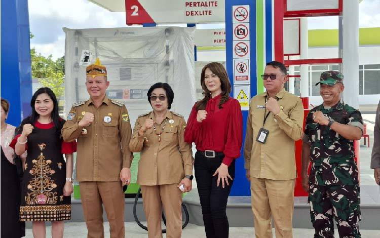 Bupati Gunung Mas Jaya S Monong bersama Wakil Bupati Efrensia L.P Umbing, Ira Koesno dan lainnya di SPBU Kampuri, Senin, 26 Januari 2026. (FOTO: RISKA YULYANA)