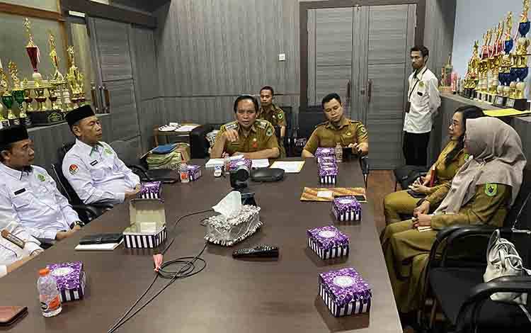 Rapat koordinasi bersama Kementerian Agama (Kemenag) Kabupaten Kapuas terkait berakhirnya masa pinjam pakai lahan Kantor Urusan Agama (KUA) Kecamatan Selat. Kegiatan tersebut berlangsung di Ruang Rapat Dinas Pendidikan Kabupaten Kapuas, Senin, 26 Januari 2026. (FOTO: Diskominfo Kps)