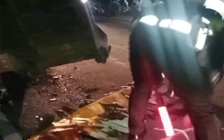 Pemotor Terkapar Usai Tabrak Truk Towing di Trans Kalimantan Km 18 Basarang