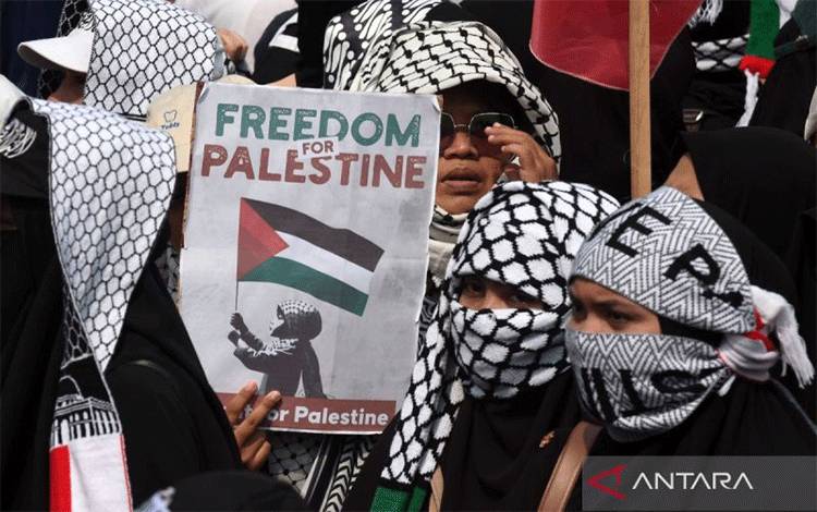 Ilustrasi. Pengunjuk rasa dari berbagai elemen masyarakat menggelar aksi solidaritas Indonesia Lawan Genosida, Dukung Palestina Merdeka di Jakarta, Minggu (12/10/2025). Aksi solidaritas tersebut mengajak seluruh masyarakat untuk menyuarakan kemerdekaan serta gencatan senjata yang permanen dan mengutuk segala bentuk genosida terhadap warga Gaza yang dilakukan Israel. ANTARA FOTO/Indrianto Eko Suwarso/sgd.