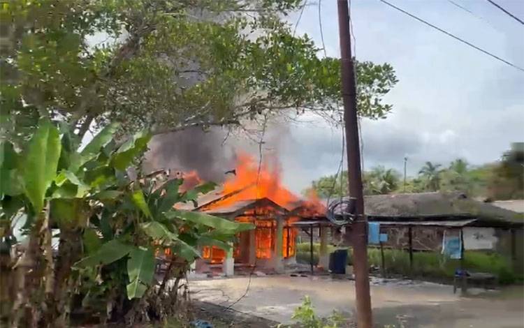 Kebakaran Hanguskan Rumah di Jalan Poros Tamban Catur Kapuas