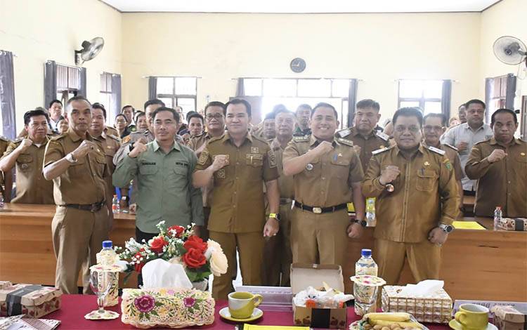 Camat Banama Tingang Yanoadi Setiawan bersama Bupati Pulang Pisau serta seluruh kepala OPD lingkup Pemerintahan Kabupaten Pulang Pisau foto bersama usai kegiatan Musrenbang kecamatan Banama Tingang, Selasa, 27 Januari 2026. (FOTO : RETHA)
