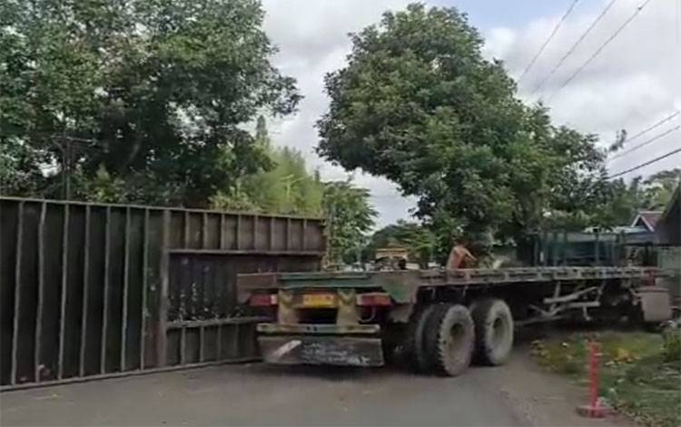 Truk Peti Kemas Alami Lakalantas di Sungai Besar Banjarbaru, Jalan Tertutup Total