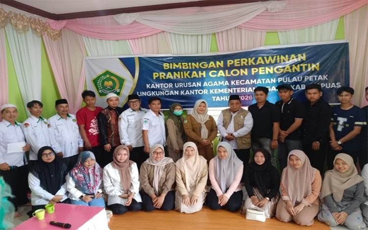 Bimbingan Perkawinan (Bimwin) bagi calon pengantin. Kegiatan ini diikuti oleh 10 pasang peserta dan dilaksanakan di Kantor KUA Pulau Petak, Selasa, 27 Januari 2026. (FOTO: Zainal)