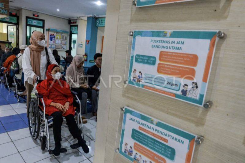 Ilustrasi - Sejumlah pasien antre untuk menjalani pemeriksaan kesehatan. ANTARA/Raisan Al Farisi