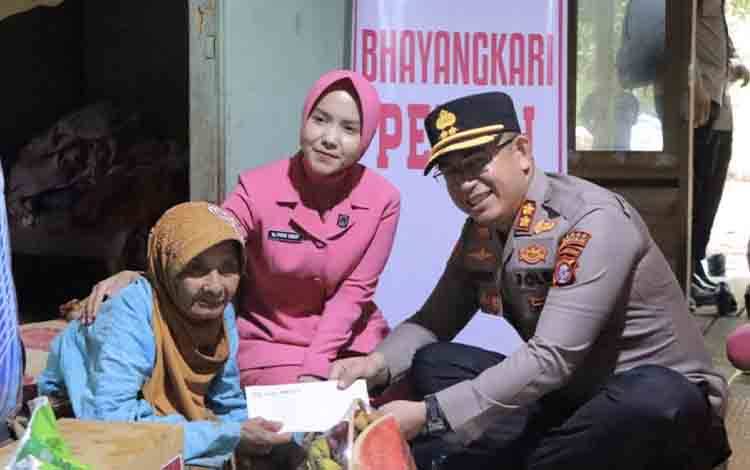 Peduli Sesama, Polres Seruyan Salurkan Bansos untuk Lansia