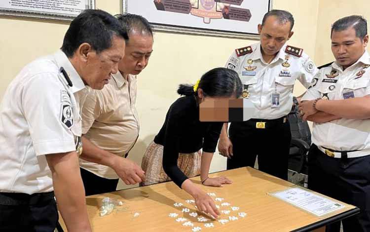 Perawat Tertangkap Tangan Selundupkan Pil Koplo di Lapas