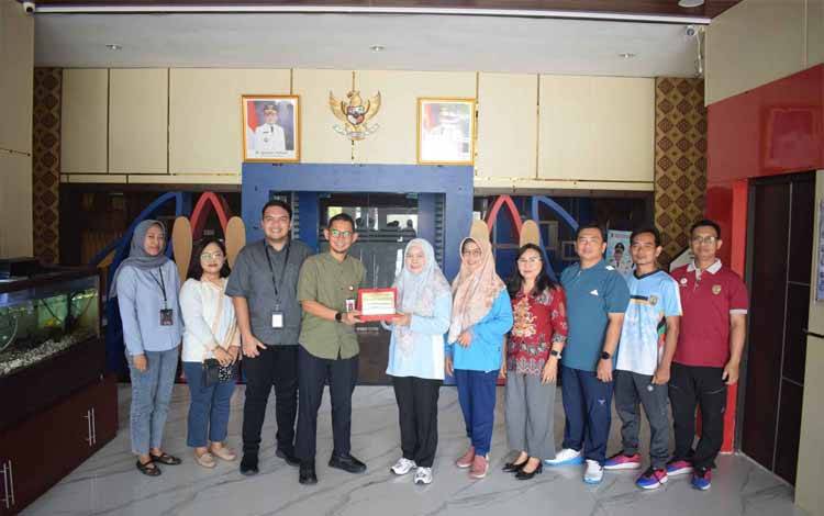 Foto bersama saat rangkaian audiensi dari Otoritas Jasa Keuangan (OJK) ke Dislutkan Kalteng. (FOTO: DISLUTKAN KALTNG)