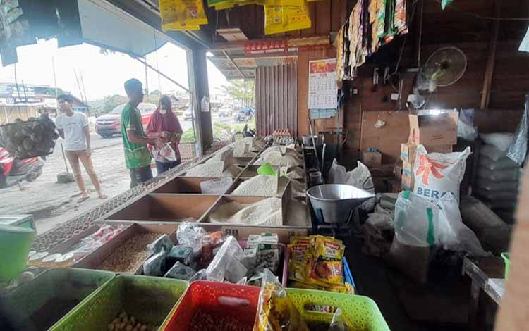 Aktivitas jual beli bahan pokok di Palangka Raya (Foto:MARINI)
