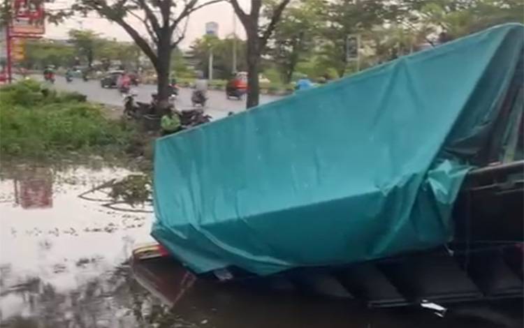 Truk Masuk Parit di Kertak Hanyar, Proses Evakuasi Sebabkan Kemacetan