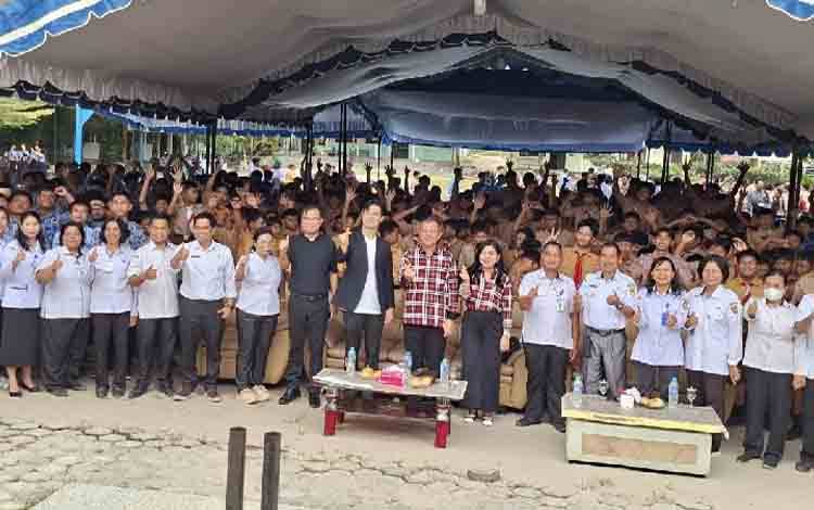 Bupati Gunung Mas Rayakan HUT Pernikahan dengan Ucap Syukur Bersama Pelajar
