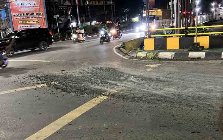 Ceceran material aspal di bawah flyover Jalan Ahmad Yani, Banjarmasim, Rabu, 28 Januari 2026. (FOTO: Rescue Bjm)