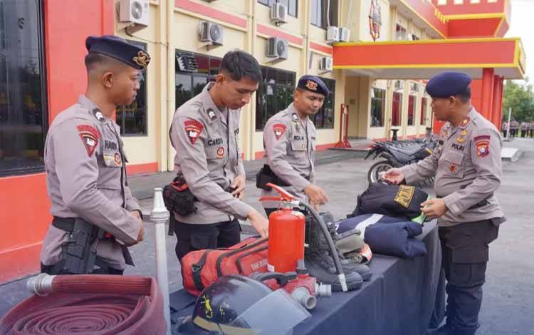 Brimob Kalteng Siap Siaga Hadapi Potensi Karhutla, Dansatbrimob Pimpin Apel dan Pemeriksaan Peralatan