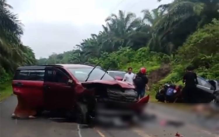 Dua Mobil Rusak Parah Setelah Tabrakan di Jalan Banjarbaru-Batulicin