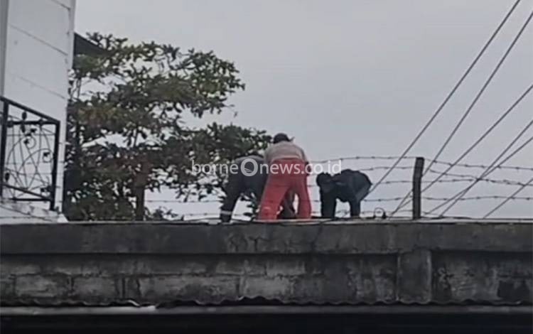 Insiden Kesetrum di Samping Gudang Depo Gemilang Handil Baru, Korban Dievakuasi Relawan